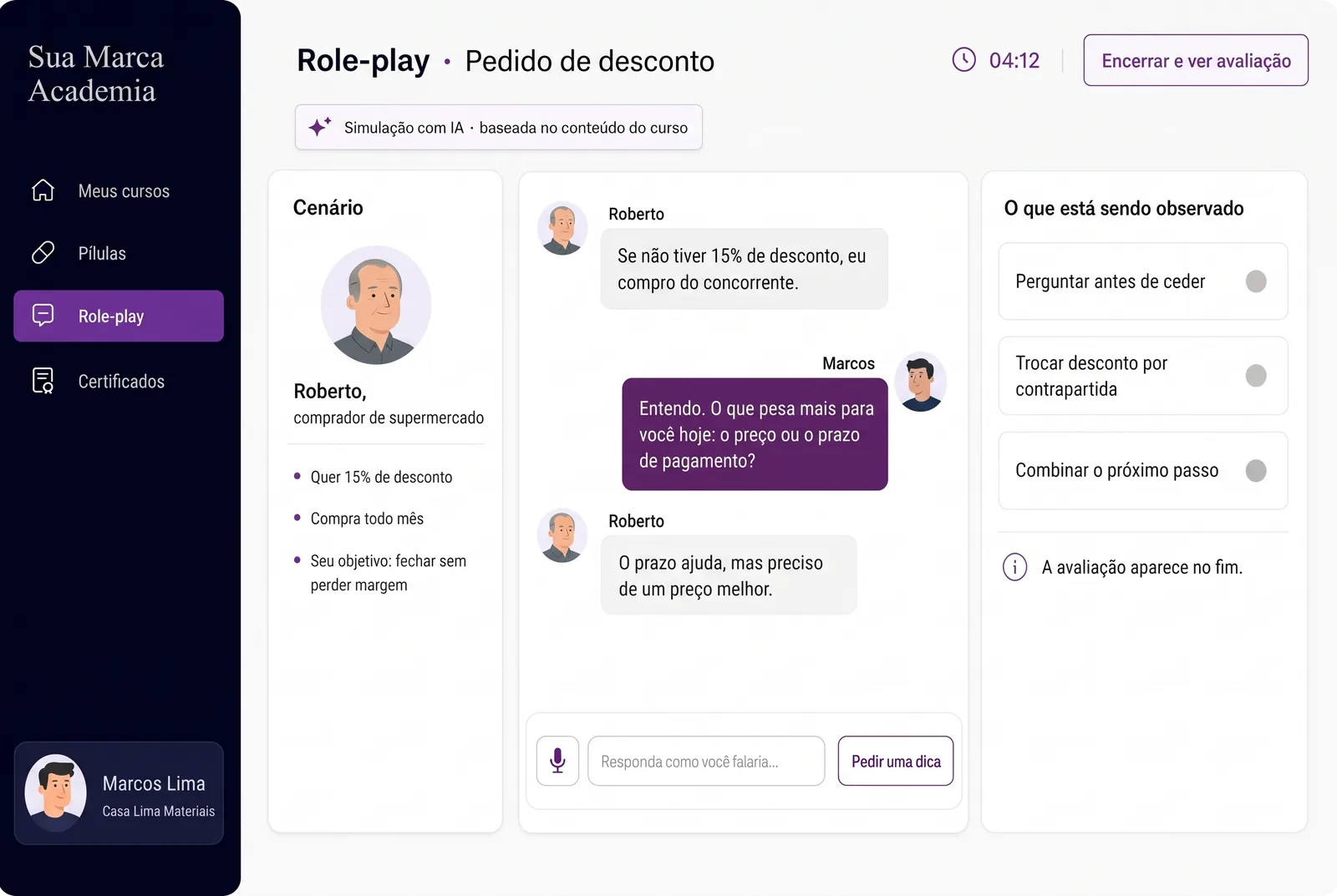 Tela ilustrativa do role-play com IA no web app da Sua Marca Academia: cenário, conversa com o cliente simulado e critérios observados